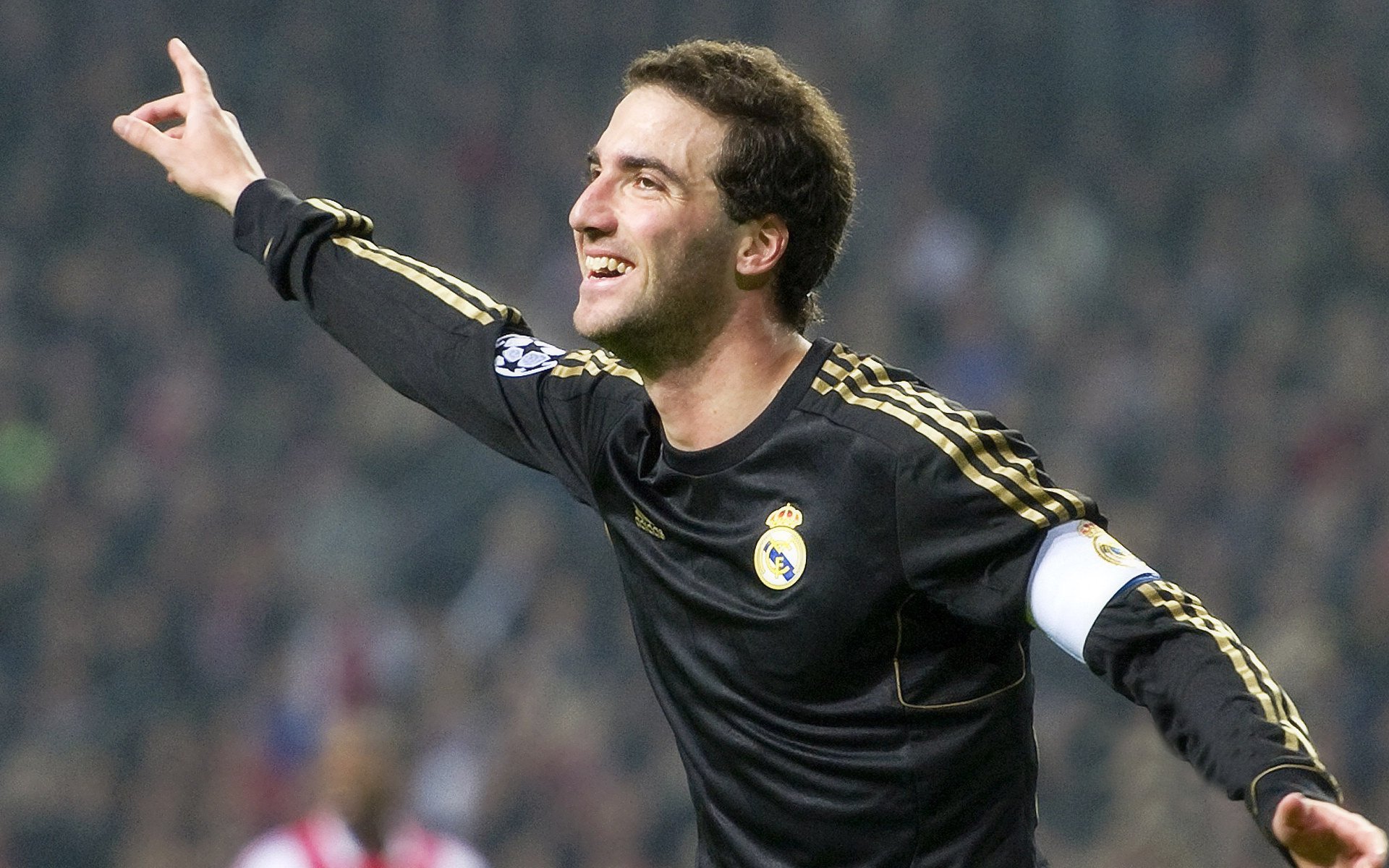 库里在总决赛第六场砍下40分,三分球16投10中,成为夺冠最大功臣!